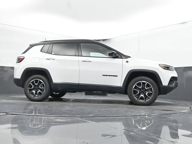 Used 2025 Jeep Compass Trailhawk AWD/4WD image 44