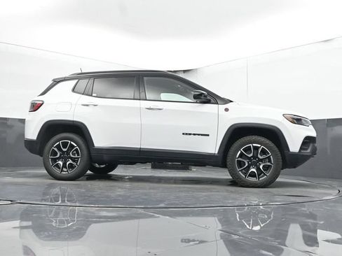 Used 2025 Jeep Compass Trailhawk AWD/4WD image 44