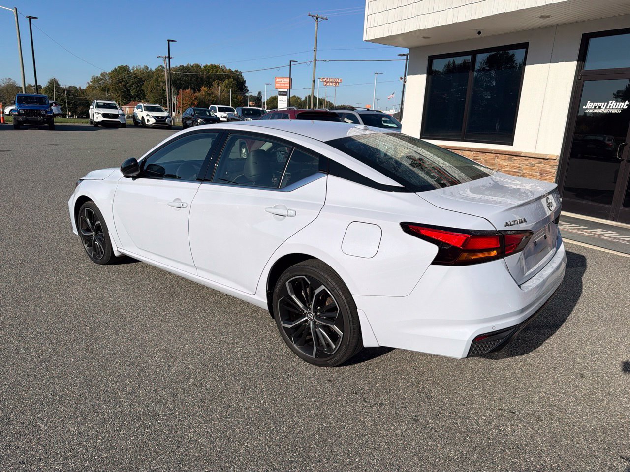 Used 2023 Nissan Altima 2.5 SR AWD/4WD image 5