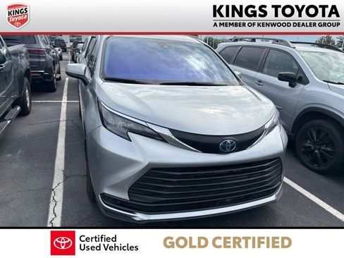 Used 2024 Toyota Sienna LE AWD/4WD image 3