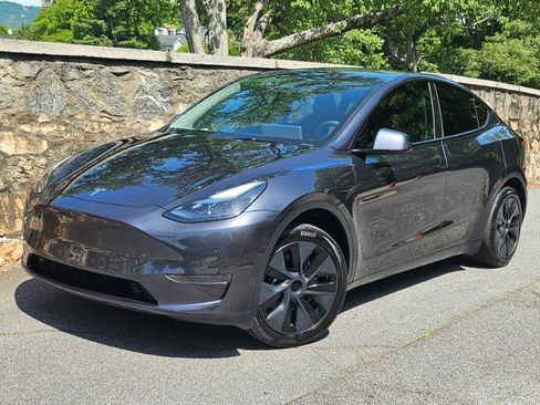 Used 2025 Tesla Model Y Long Range RWD image 2