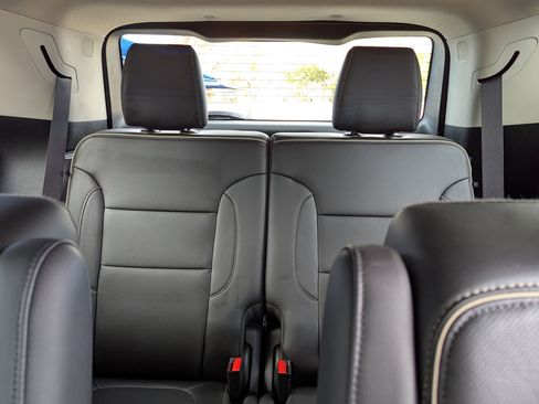 Used 2021 GMC Acadia Denali w/ Denali Technology Package image 17