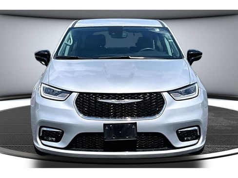 Used 2024 Chrysler Pacifica Touring-L FWD image 4