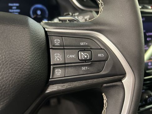 Used 2025 Jeep Grand Cherokee Altitude AWD/4WD image 18