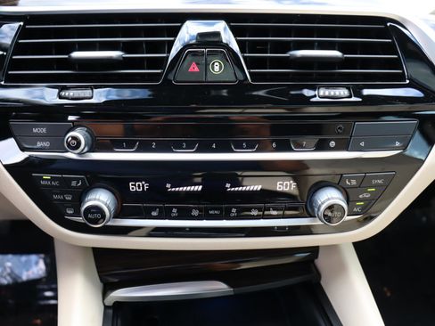 Certified 2023 BMW 530e w/ Convenience Package image 20