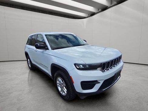 Used 2024 Jeep Grand Cherokee Laredo image 13