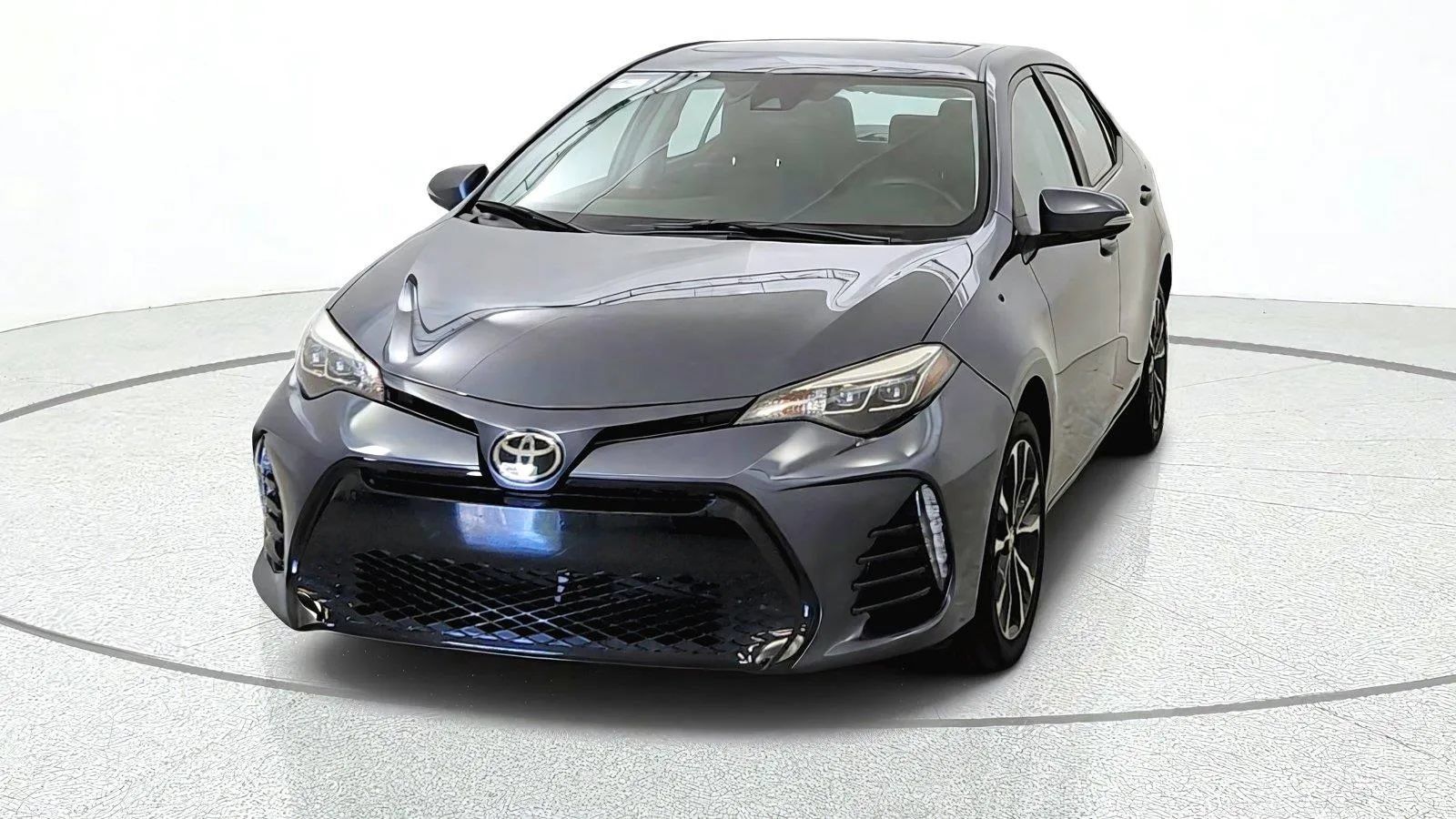 Used 2018 Toyota Corolla SE w/ SE Premium Package FWD image 3