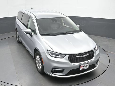 Used 2023 Chrysler Pacifica Touring-L FWD image 33
