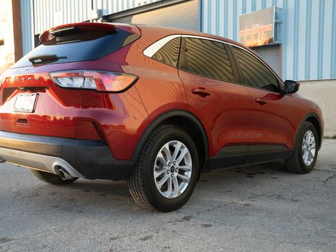 Used 2020 Ford Escape SE image 13