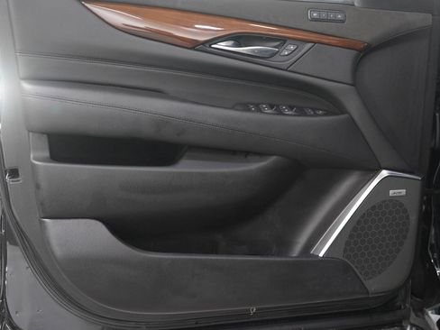 Used 2018 Cadillac Escalade Luxury AWD/4WD image 24