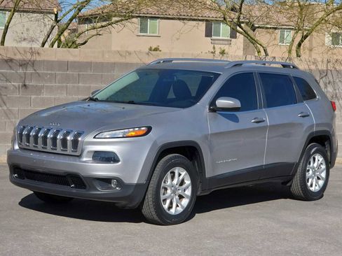 Used 2018 Jeep Cherokee Latitude w/ Cold Weather Group image 5