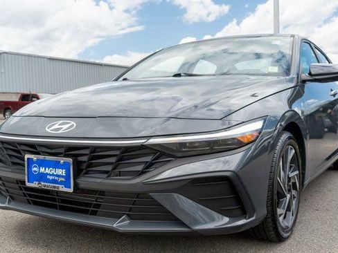 Used 2025 Hyundai Elantra Sport FWD image 2