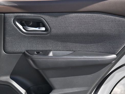 Used 2023 Nissan Rogue SV image 15