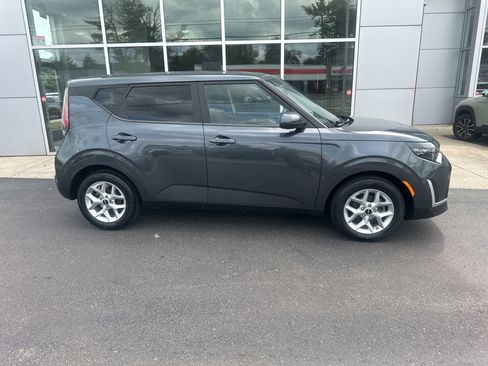 Used 2023 Kia Soul LX w/ Option Group 015 FWD image 2