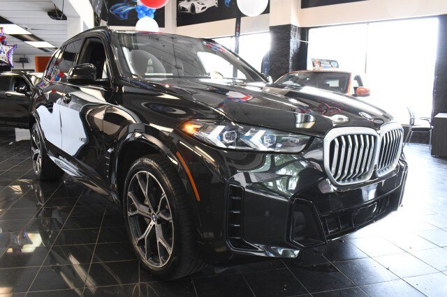 Used 2025 BMW X5 xDrive40i w/ M Sport Package AWD/4WD image 3