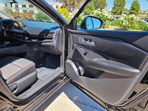 Used 2025 Nissan Rogue SV image 30