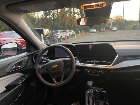 Used 2025 Chevrolet Trax LT image 30