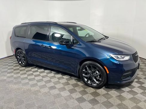 Certified 2025 Chrysler Pacifica Limited FWD image 10