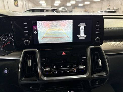 Used 2022 Kia Sorento EX w/ Panoramic Sunroof Package image 9