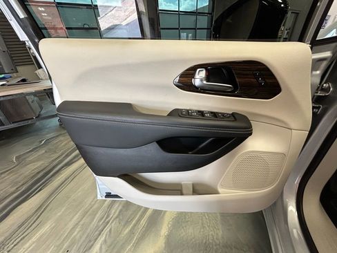 Used 2023 Chrysler Pacifica Limited image 50