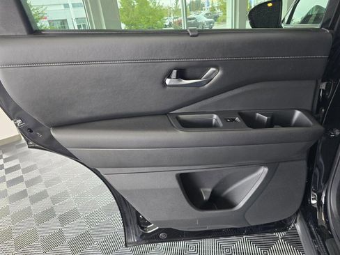 Used 2025 Nissan Pathfinder SL image 37