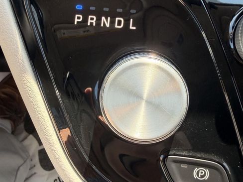 Used 2023 Chrysler Pacifica Touring-L FWD image 21