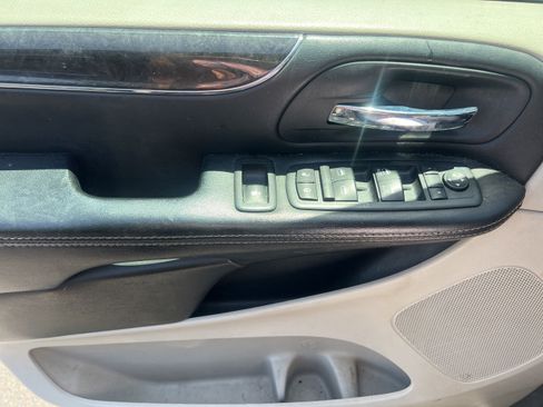 Used 2016 Chrysler Town & Country Touring FWD image 15