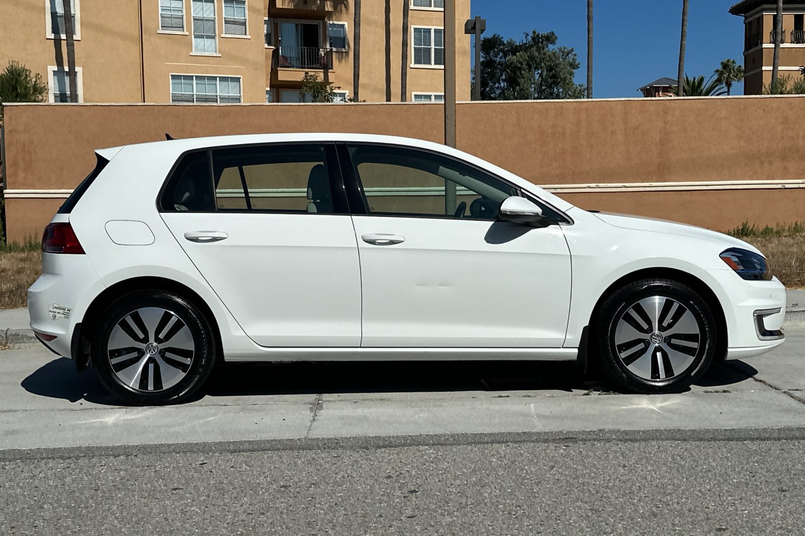 Used 2016 Volkswagen e-Golf SEL Premium FWD image 3