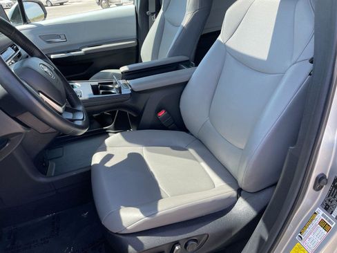 Used 2025 Toyota Sienna XLE FWD image 10