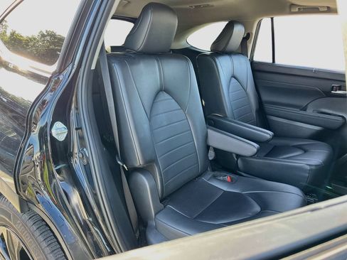 Used 2024 Toyota Highlander XLE FWD image 28
