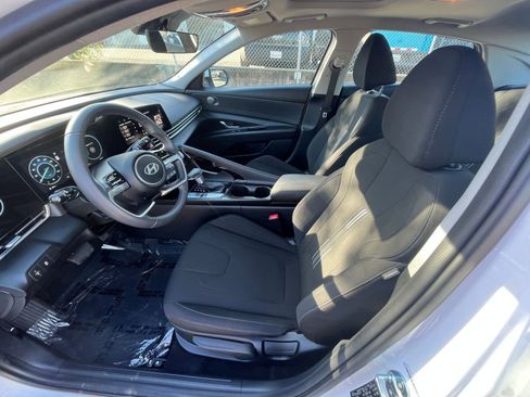 Used 2025 Hyundai Elantra SEL image 28
