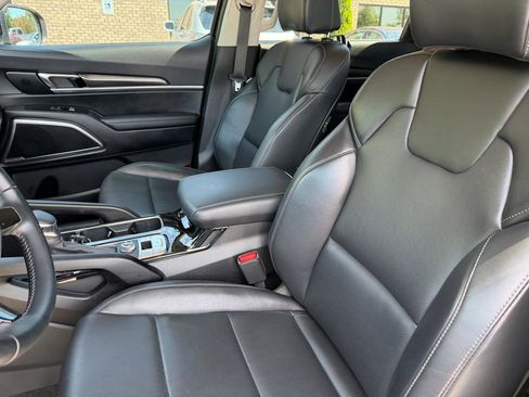 Used 2025 Kia Telluride LX FWD image 12