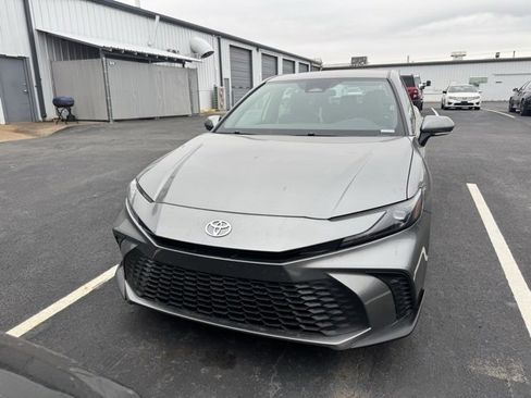 Used 2025 Toyota Camry SE image 2