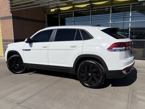 Used 2024 Volkswagen Atlas Cross Sport SE w/ Panoramic Sunroof Package FWD image 5