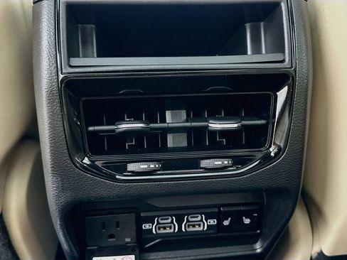 Used 2023 Jeep Grand Cherokee Limited w/ Black Appearance Package AWD/4WD image 31