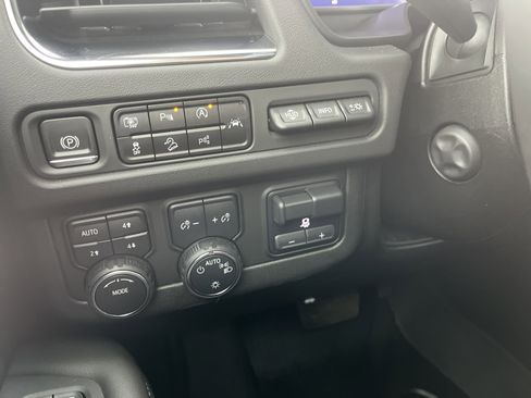 Used 2023 Chevrolet Tahoe Premier w/ Advanced Technology Package image 33