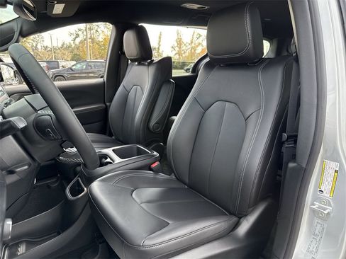 New 2026 Chrysler Pacifica Select image 11