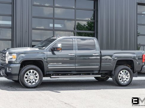 Used 2019 GMC Sierra 2500 Denali w/ Duramax Plus Package AWD/4WD image 3