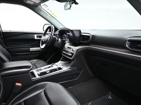 Used 2022 Ford Explorer XLT w/ Equipment Group 202A image 11