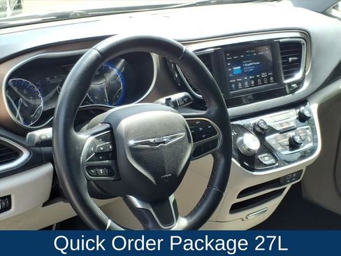 Used 2018 Chrysler Pacifica Touring-L FWD image 2