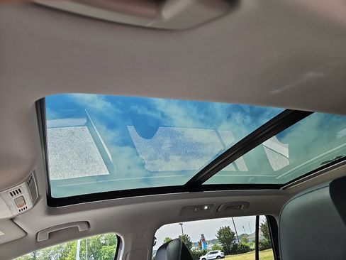 Used 2022 Volkswagen Tiguan SE w/ Panoramic Sunroof Package AWD/4WD image 15