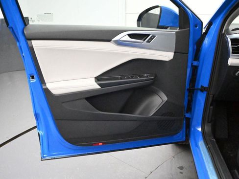 Used 2025 Volkswagen Taos SE w/ Panoramic Sunroof Package image 8