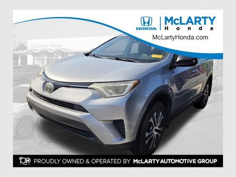 Used 2018 Toyota RAV4 LE FWD image 1