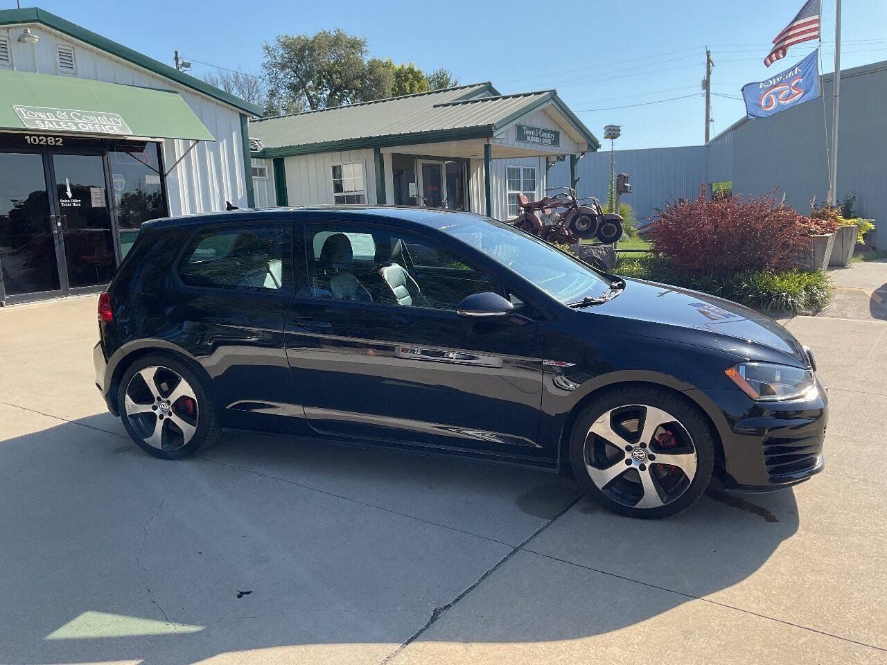 Used 2015 Volkswagen GTI SE FWD image 2