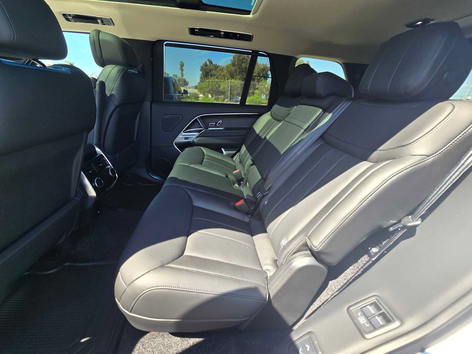 New 2026 Land Rover Range Rover Long Wheelbase SE AWD/4WD image 20