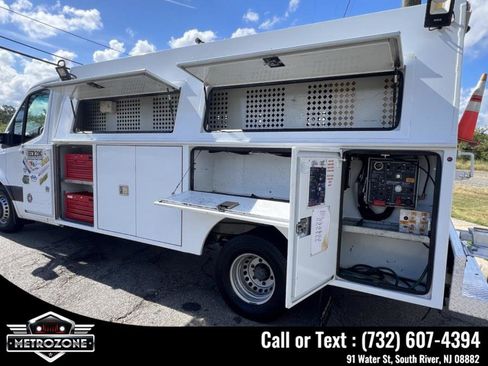 Used 2019 Freightliner Sprinter 3500 w/ Premium Package image 15