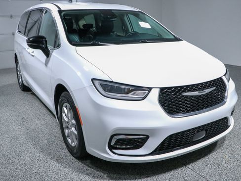 Used 2024 Chrysler Pacifica Touring-L FWD image 5