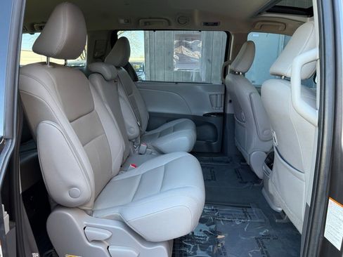 Used 2020 Toyota Sienna XLE FWD image 19
