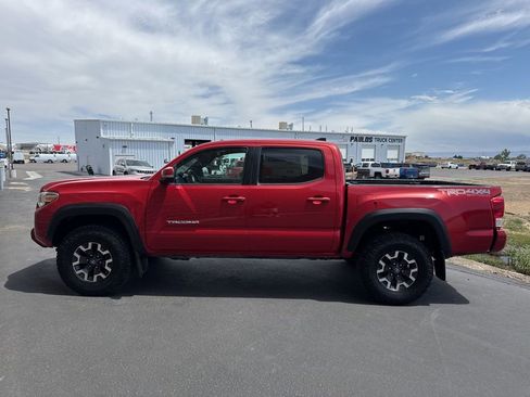 Used 2017 Toyota Tacoma TRD Off-Road AWD/4WD image 7