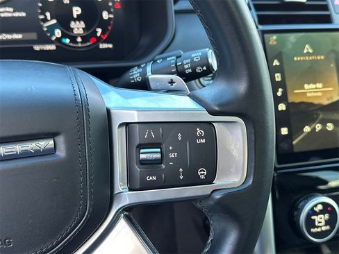 Used 2023 Land Rover Discovery Metropolitan Edition image 23